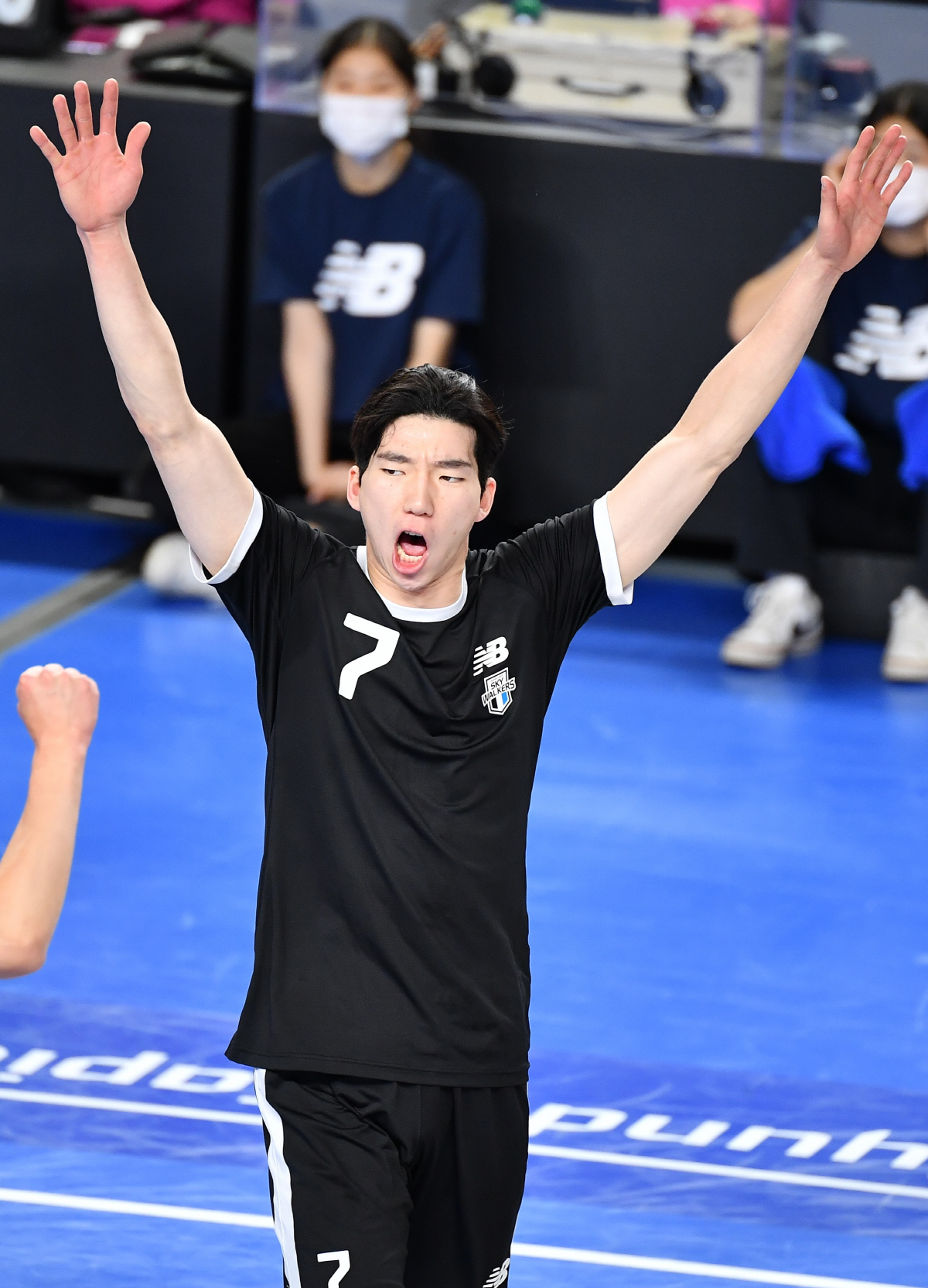 허수봉 3연속 서브에이스→최민호 6블록 철벽쇼! 현대캐피탈 3연승 질주……