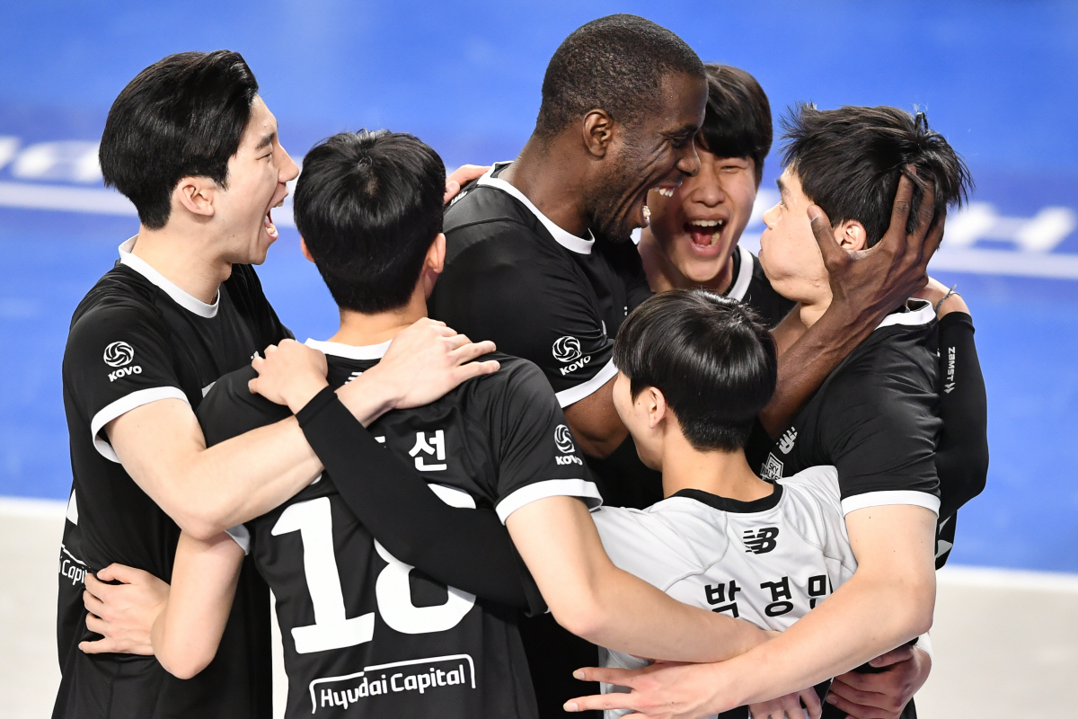 허수봉 3연속 서브에이스→최민호 6블록 철벽쇼! 현대캐피탈 3연승 질주……