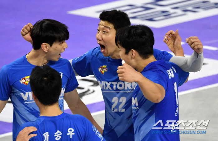 "이길 때 됐다" 예언 대적중…한국전력, 대한항공에 첫 연패 안기며 '3…