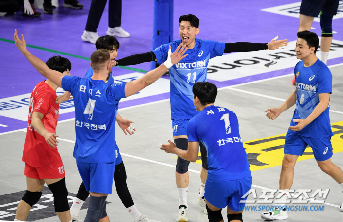 "이길 때 됐다" 예언 대적중…한국전력, 대한항공에 첫 연패 안기며 '3…