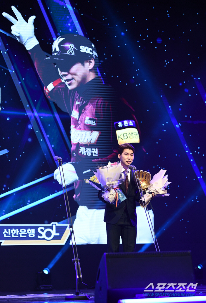 사상 첫 유격수+2루수 골든글러버 "3년 연속 욕심 안나면 거짓말"