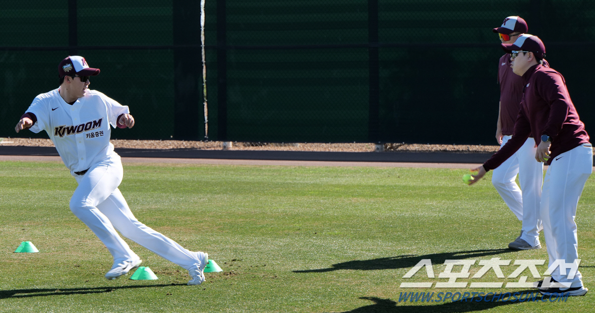 하루는 투수+이틀은 야수 훈련. 9억팔과 1라운드 신인의 이도류, 현실이…
