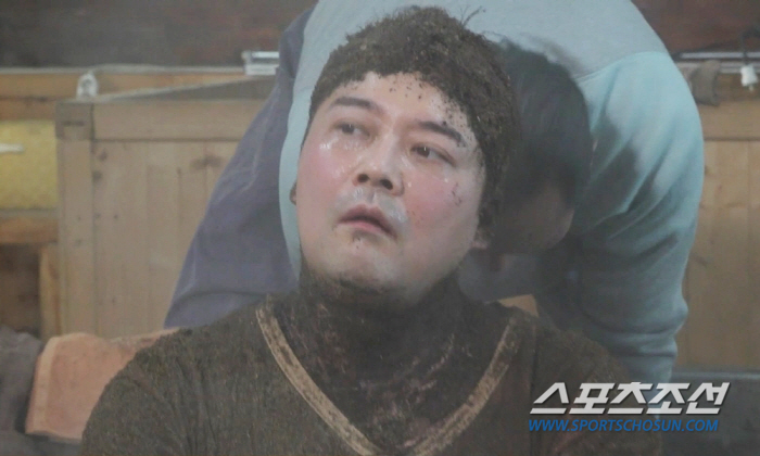 아이브는 '러브 다이브', 전현무는 '진흙 다이브'? 효소 찜질방서 새 …