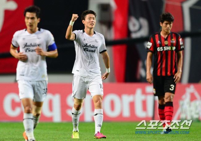 '국대 스트라이커' 황의조, FC서울 입단 확정…5년만에 K리그 리턴