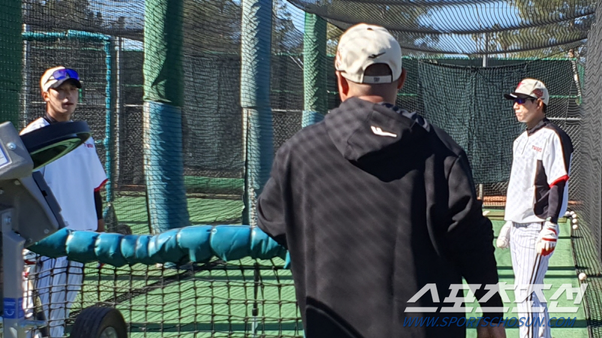 날 잡았다. 타격코치 2명이 타자 1명에 40분을 올인. 그런데 25개만…