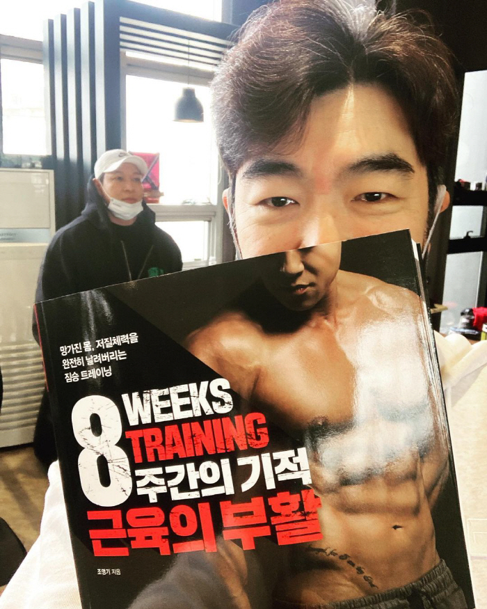 "이것도 '더 글로리' 효과?"…'독학 복근' 정성일 덕 대박 난 '8주…