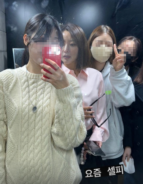 김희선, '요즘 셀피' 도전하는 47세 맘…"사실 어지럽다" 웃픈 고백