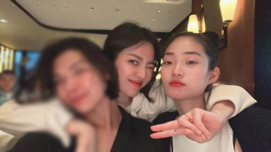 송혜교, 파리 여행서 자유 만끽...男과 어깨동무하고 거리 활보
