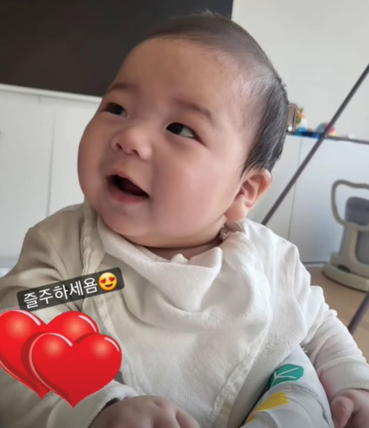 홍현희♥제이쓴 子, 복스러운 얼굴..이모·삼촌 녹이는 '무공해 미소까지'