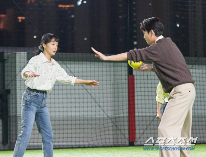 전도연♥정경호, '그린 라이트' 켜졌나? 풋살장 '전담 마크', 스킨십 …