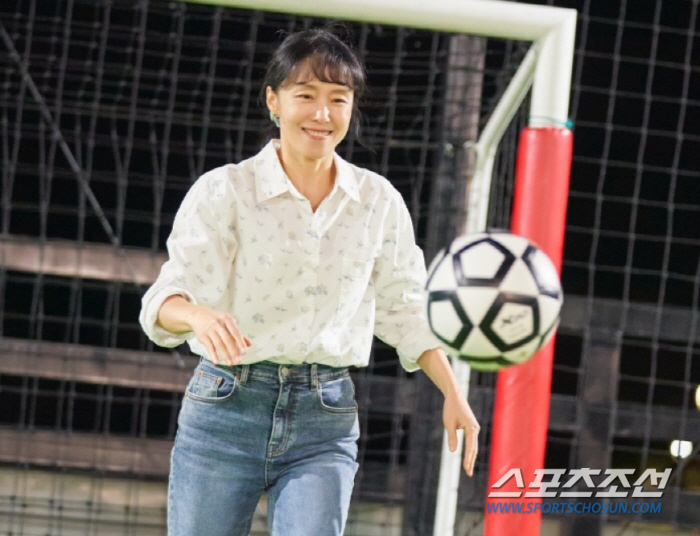 전도연♥정경호, '그린 라이트' 켜졌나? 풋살장 '전담 마크', 스킨십 …