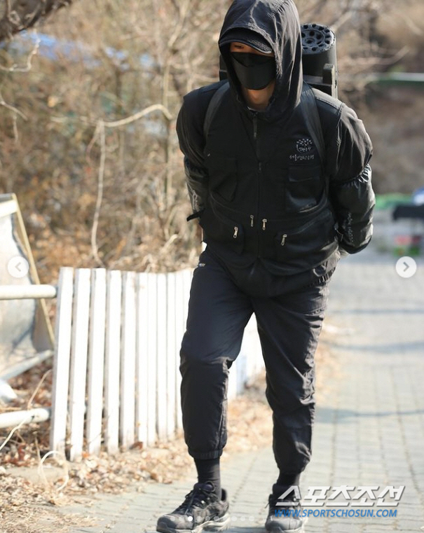 박보검, 어제는 '명품 화보' 오늘은 '연탄 봉사'…뭘해도 빛이 나는 '…