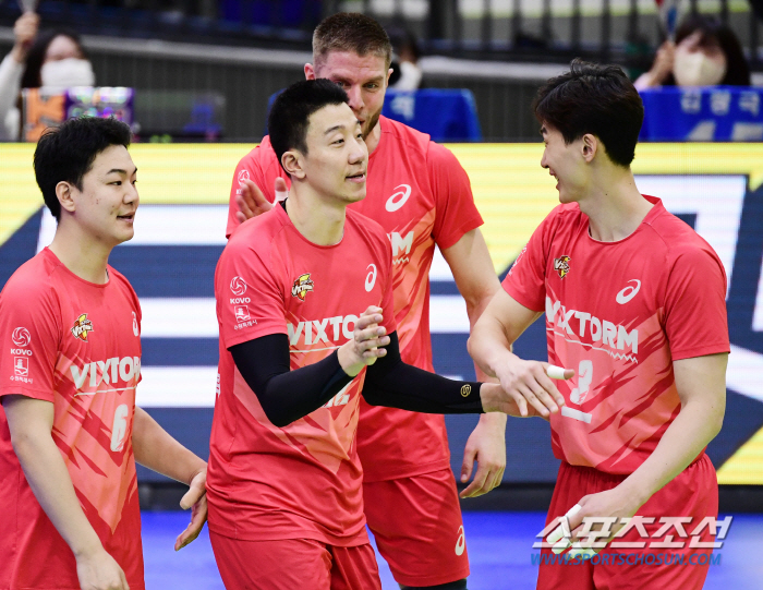 시즌 최다 관중 보답했다…한국전력, 현대캐피탈 잡고 4연승&4위 등극 […