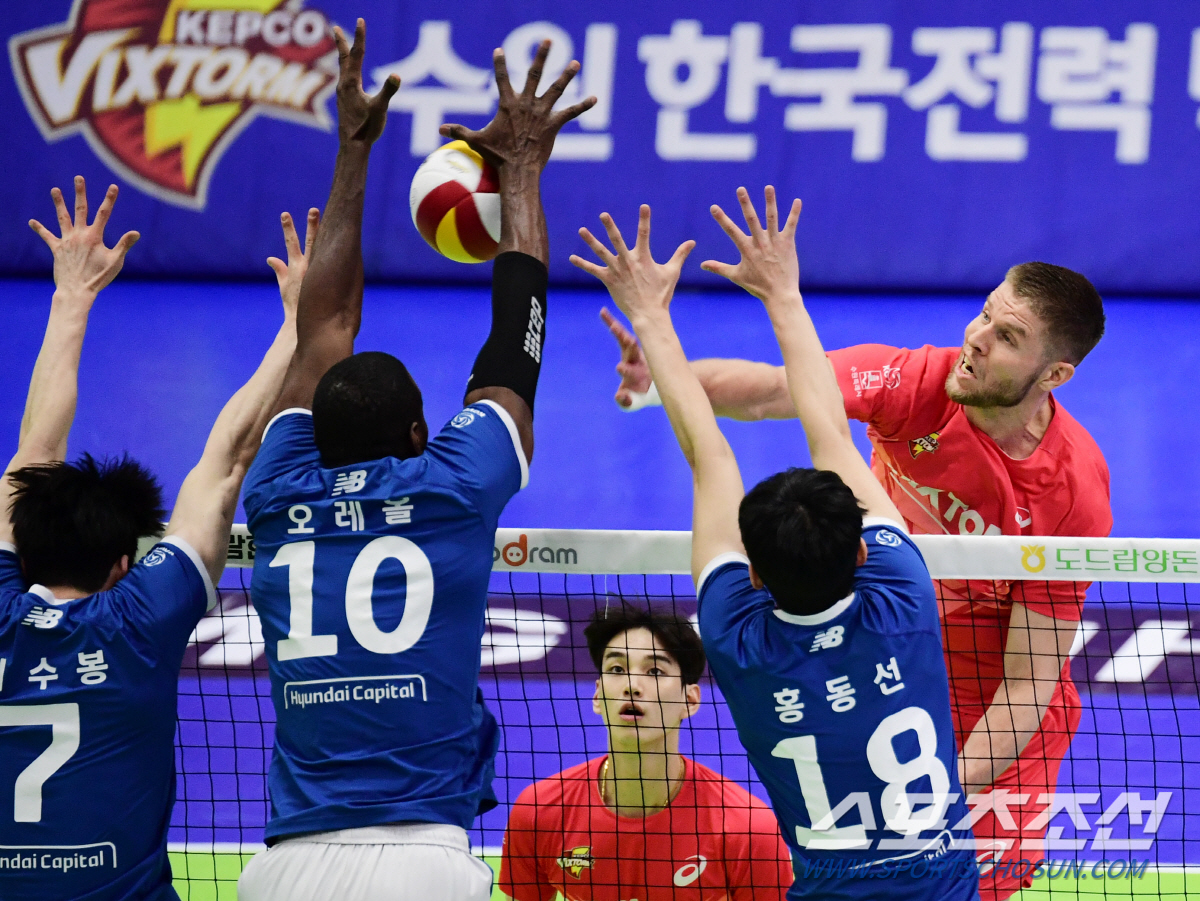 시즌 최다 관중 보답했다…한국전력, 현대캐피탈 잡고 4연승&4위 등극 […