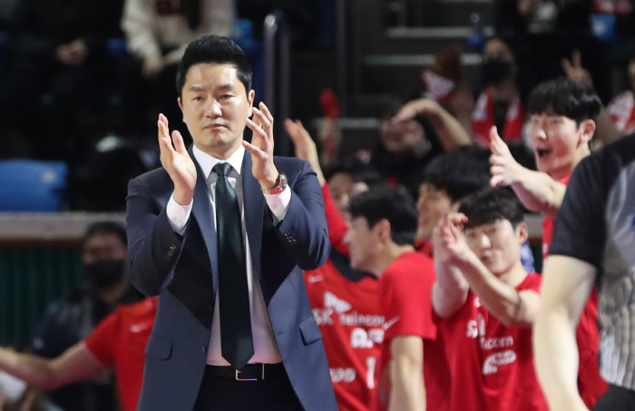 [KBL현장인터뷰] SK 전희철 감독 "캐롯의 3점슛 30% 초반대로 막…