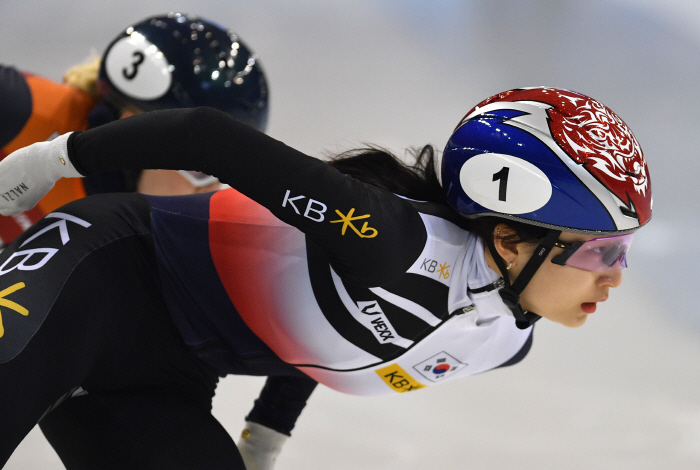 '쇼트트랙 여제' 최민정 월드컵 5차 '金', 이준서 男 1500m '金…