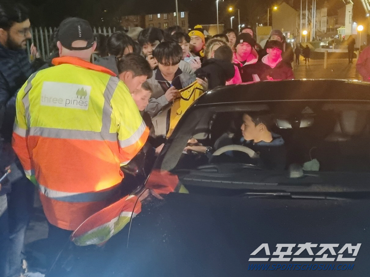 [현장에서]'마지막 한 명까지' 가장 늦게 퇴근한 황희찬의 특급 팬서비스