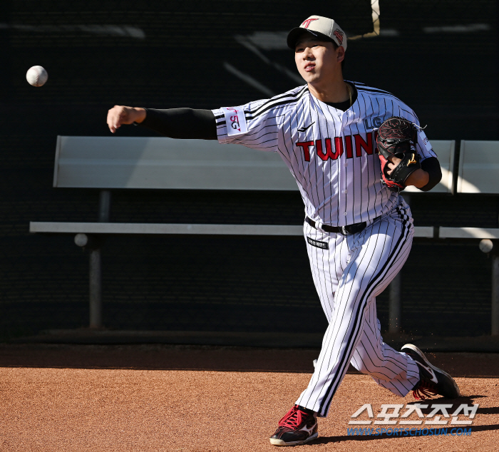 투심으로 KBO 제패한 홀드왕의 직구... 65억 포수가 반했다. "더 …