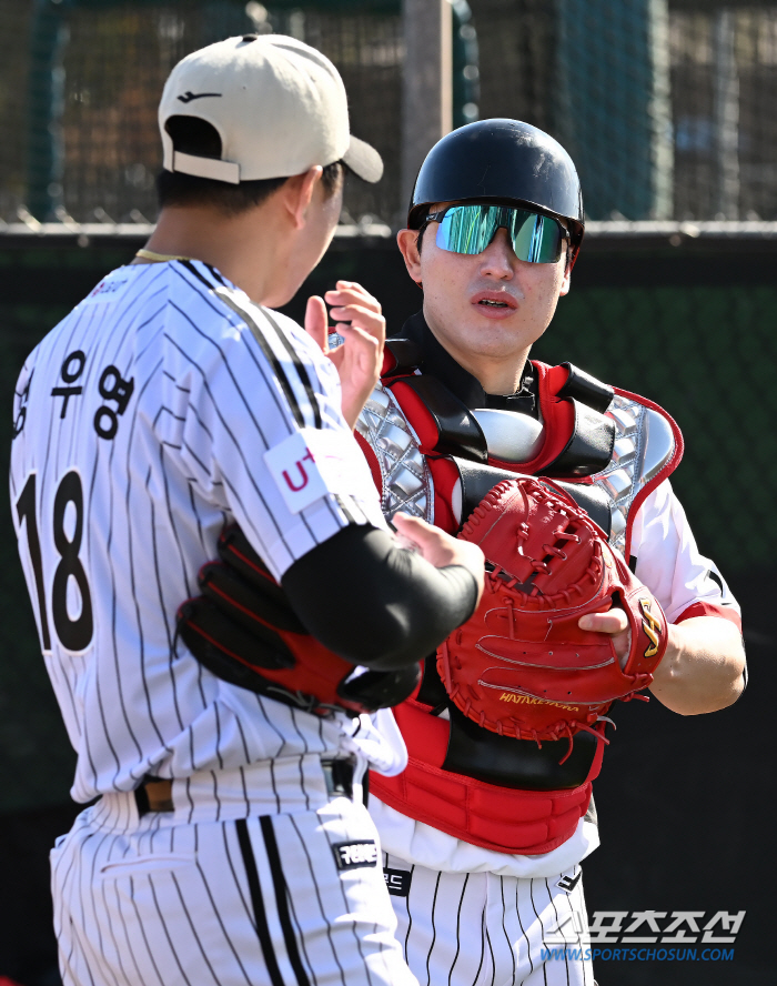 투심으로 KBO 제패한 홀드왕의 직구... 65억 포수가 반했다. "더 …
