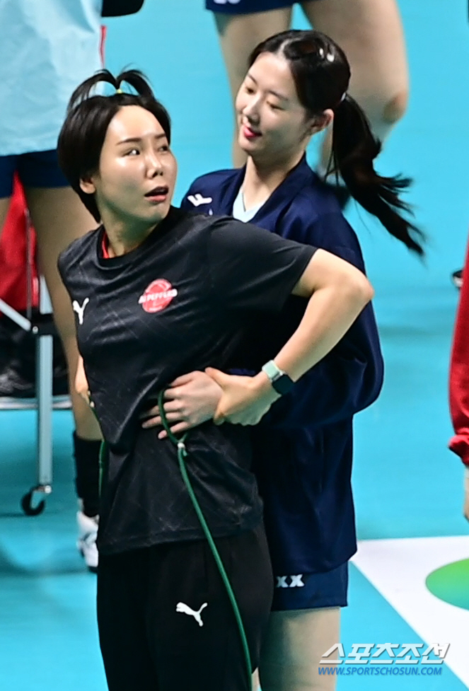 '경기는 못 뛰지만...' 친정 온 오지영 뜨겁게 안아준 강소휘와 모마