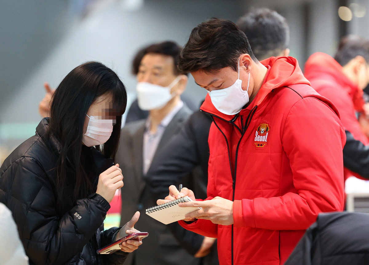 "짧은 6개월,FC서울에 도움되는 선수 될것" 황의조의 비장한 각오