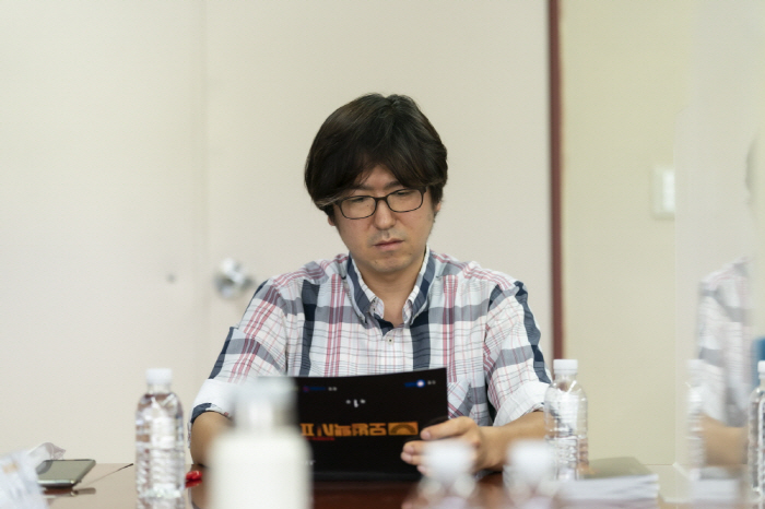 [인터뷰] '모범택시2' 작가 "배트카 대신 변신 택시→부캐 장인 이제훈…