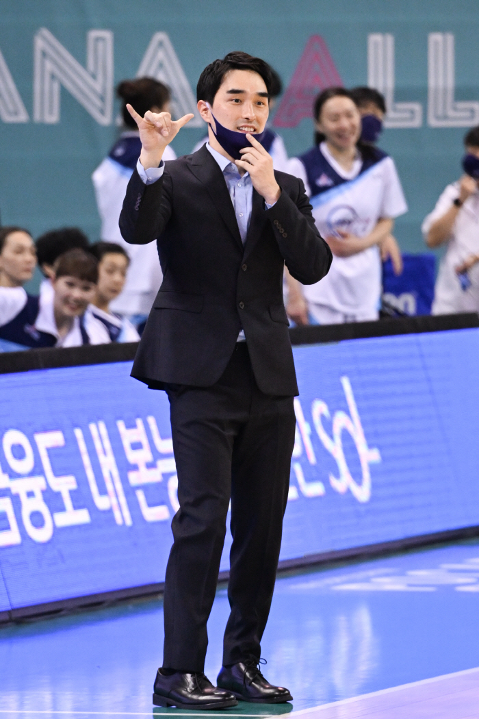 [WKBL 현장인터뷰] 구나단 신한은행 감독 "2위 욕심, 마음 깊은 곳…