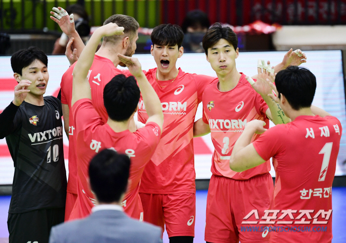 '9연패→4연승' 봄배구 정조준 무기 만들었다…희생 깃든 최고참의 대변신