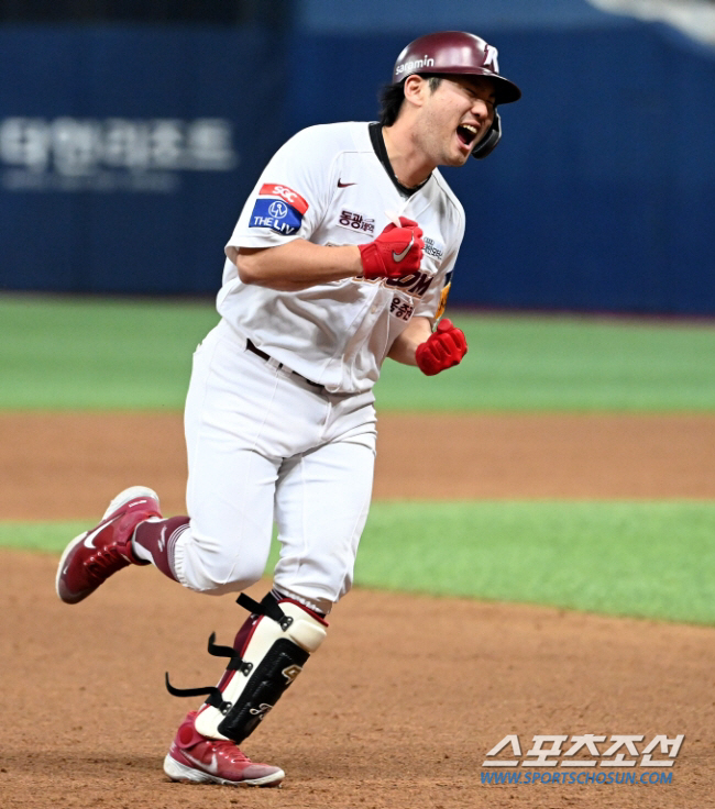 첫 홈런에 PO MVP까지…9년 차에 보인 존재감, 무한 경쟁까지 뚫어낼…