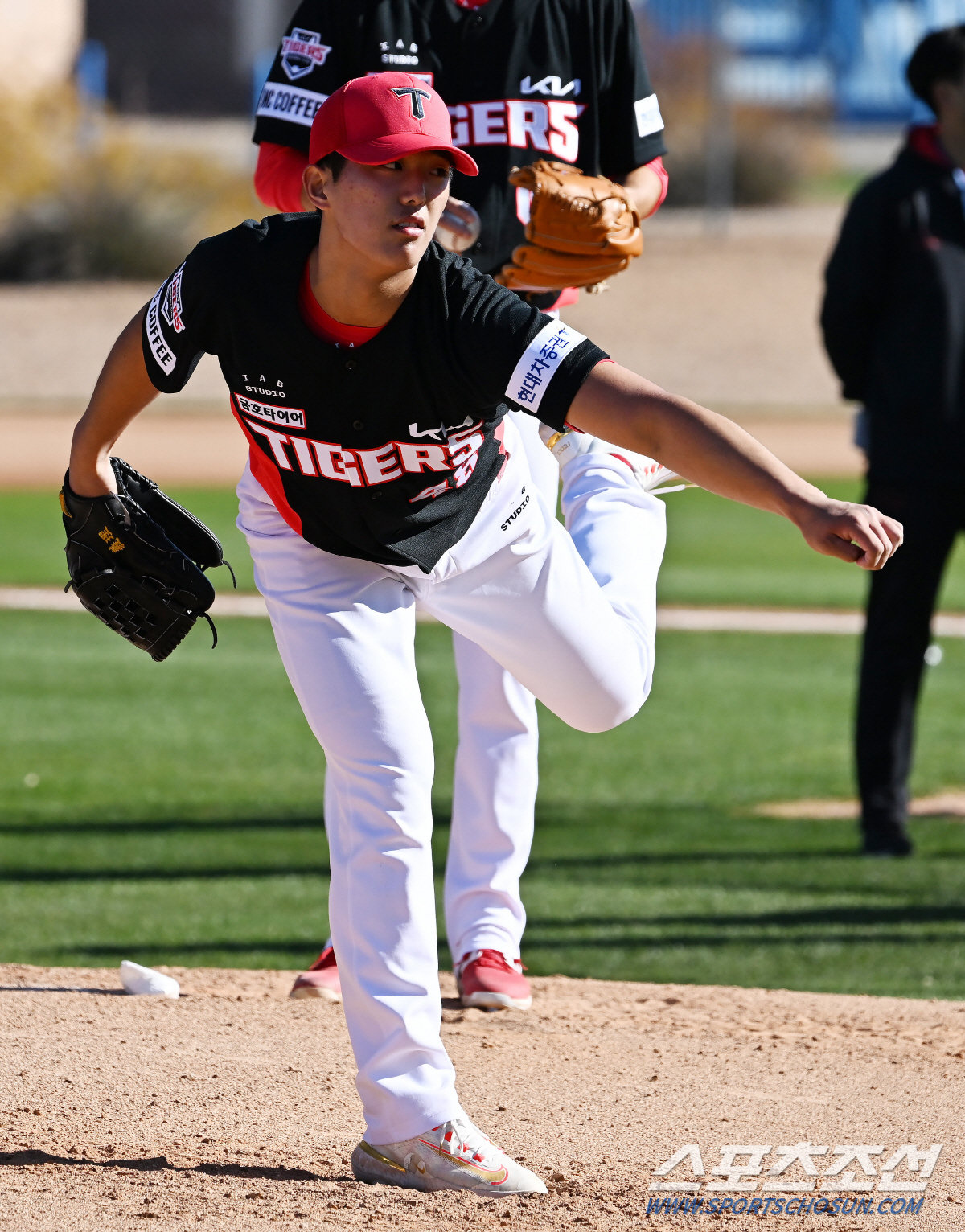 또현종 첫 불펜 "메이저리그때 던졌던 공인데... 어색하네."[애리조나 …