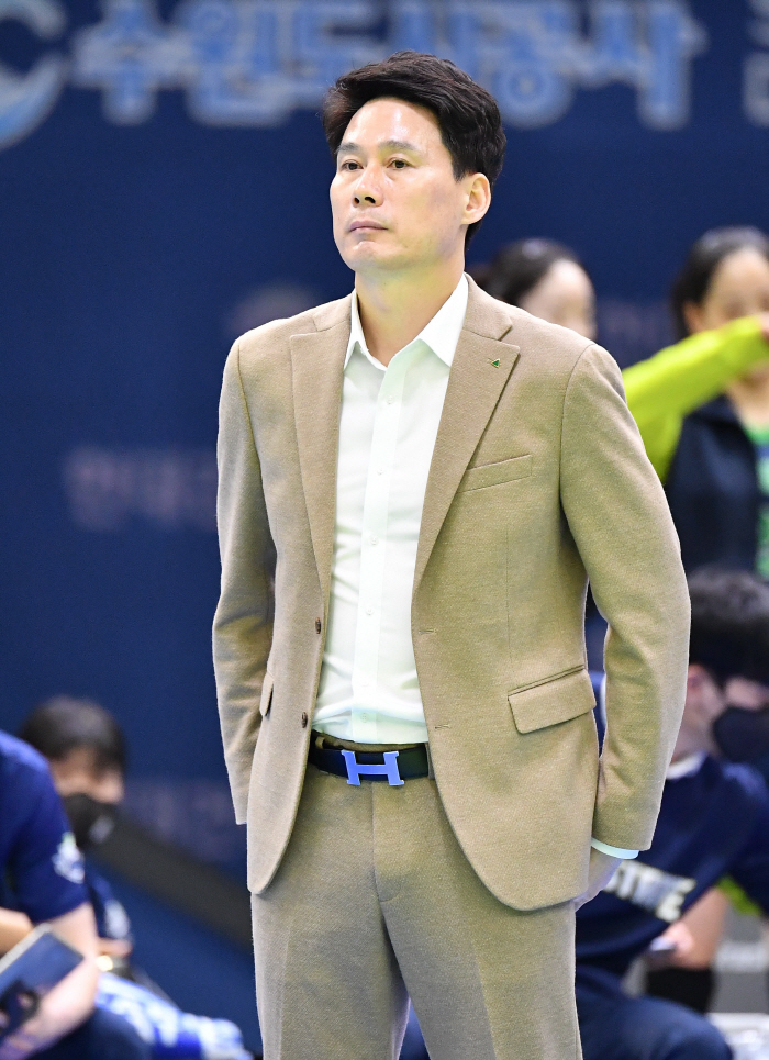 '완패' 현대건설 강성형 감독 "김연견, 큰 부상 아니길"[수원 패장]