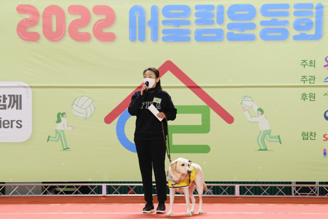 '장벽없는 정치'김예지 의원"장애인 정책 '배려'아닌 '당연한 권리보장'…