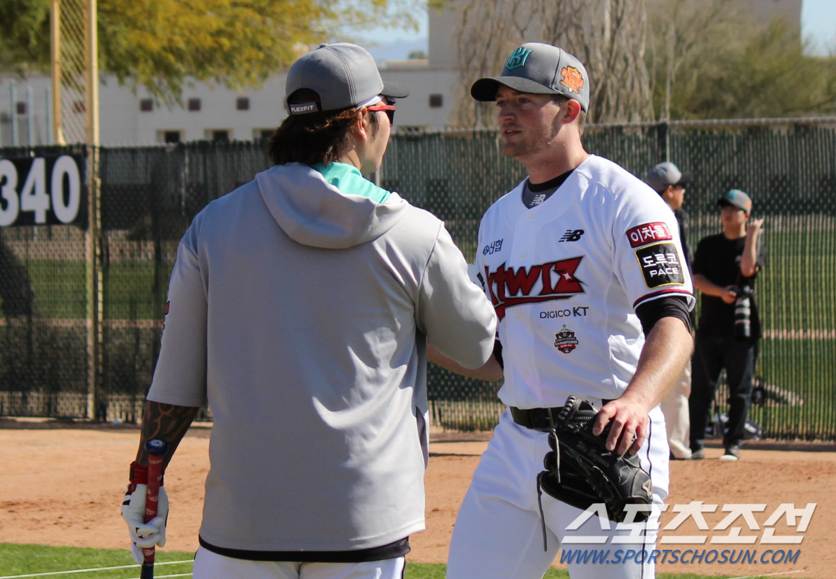 불펜피칭 현장에 방망이들고 나타난 불청객? WBC 대표선수였다[애리조나 …