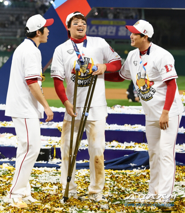 "처음엔 거절했는데…" 목발 짚고 울었던 우승 캡틴, 한번 더!