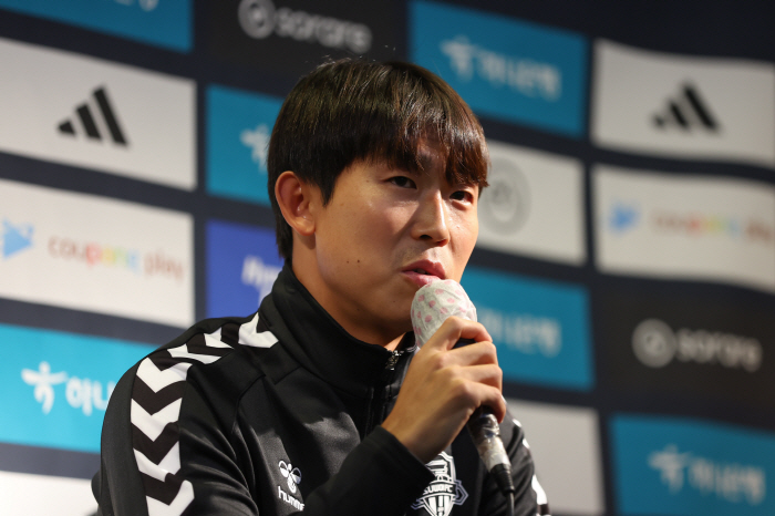 한 발 더 뛰고 솔선수범…, 주장 완장이 '게으른 축구천재' 윤빛가람 바…
