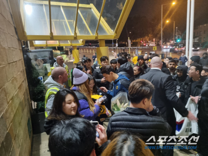 [현장르포] 도시와 하나가 된 클럽…주말, 토트넘은 스퍼스로 채색된다