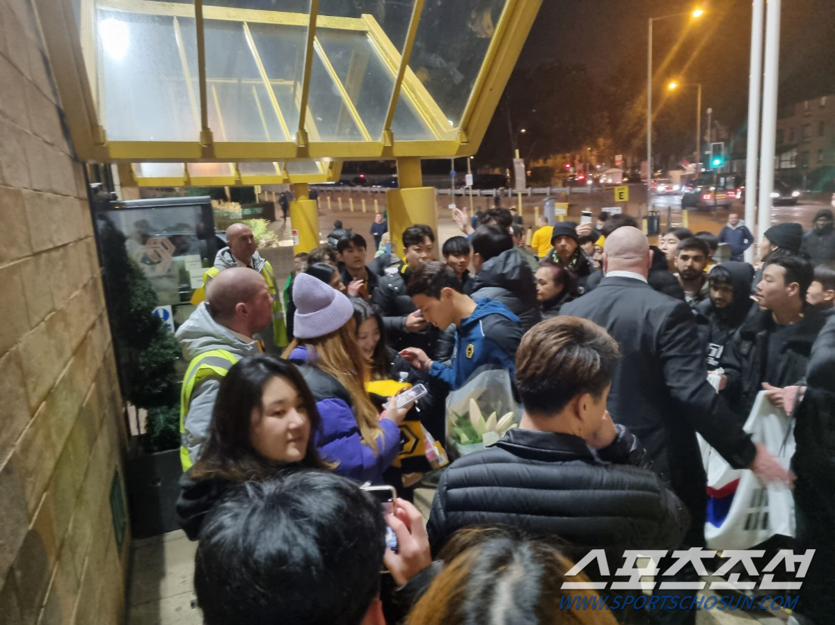 [현장르포] 도시와 하나가 된 클럽…주말, 토트넘은 스퍼스로 채색된다