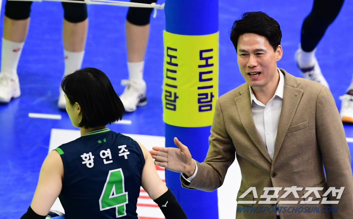 '선수가 감독 잡네~' 강성형 감독 '울고싶은 극한 직업-파스 붙이고도 …