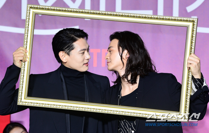 [SC현장] 죽일듯한→러블리 액션..김옥빈, ♥유태오와 '연애대전' 로코…