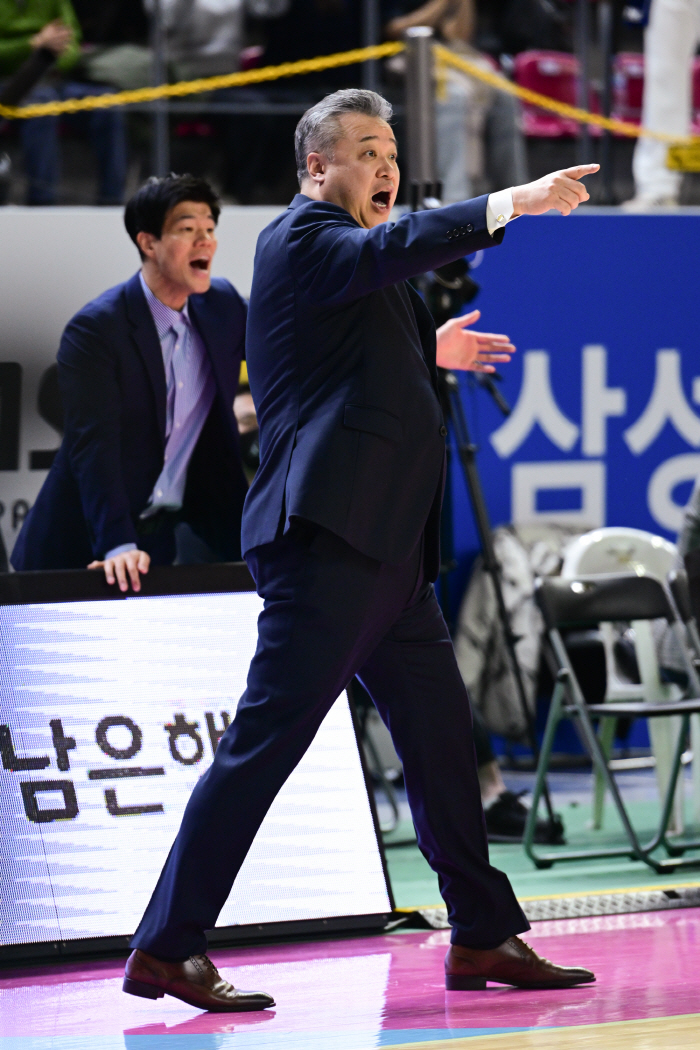 임근배 삼성생명 감독, "선수들이 몸을 사리지 않는다"