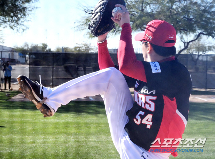이강철호, 하나 같이 "미끄럽다"는 WBC 공인구…일본 투수들도 대책 마…