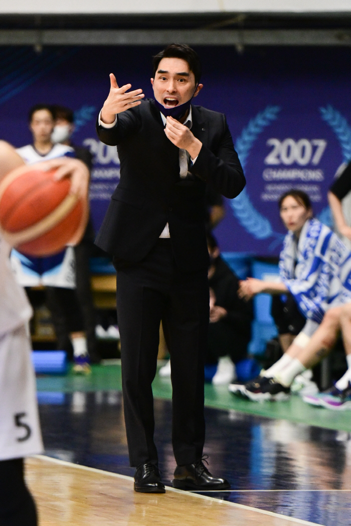 4연승 구나단 신한은행 감독 "하늘이 도운 것 같다"