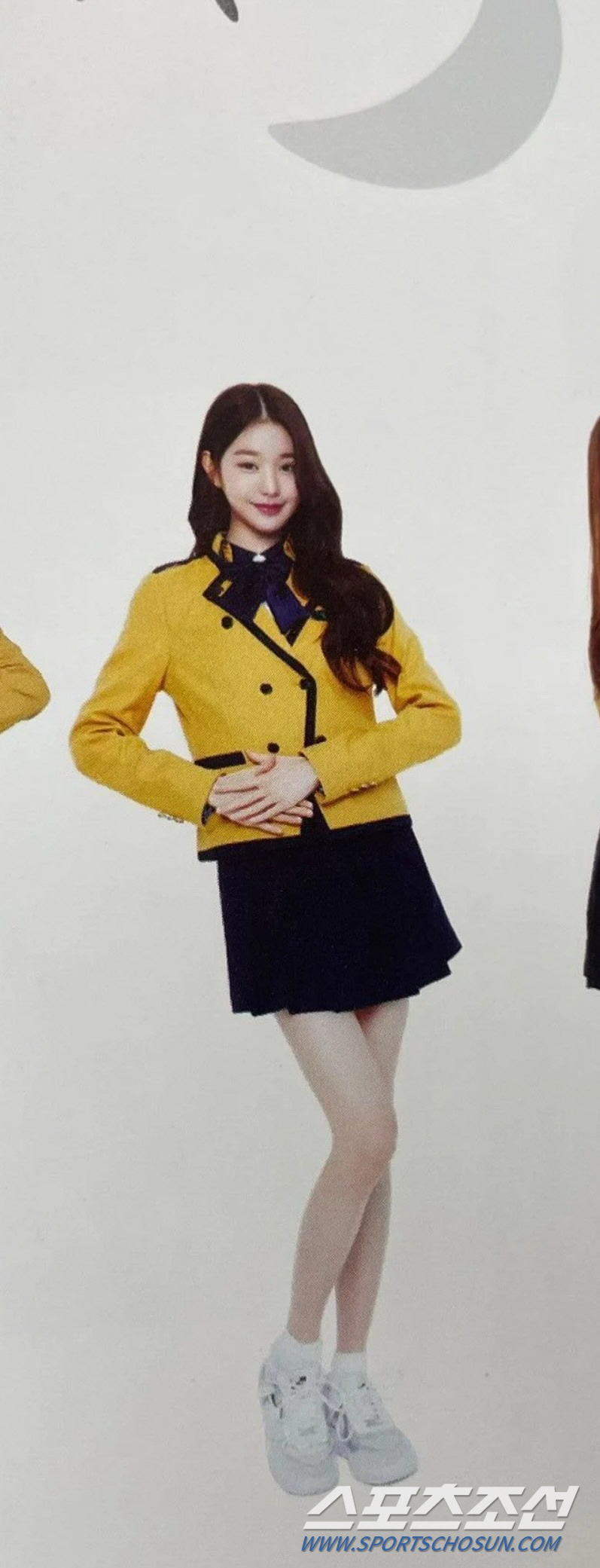 '포즈 장인' 장원영, 졸업앨범이 무슨 패션 화보? 귀 뒤로 머리 넘기고…