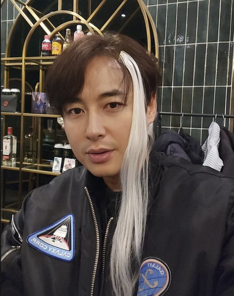 이지훈, '♥아야네'와 행복해보였는데…수염 올라온 멍한 표정+장난기는 여…