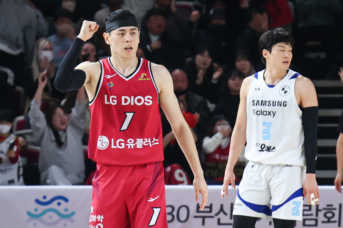 '안방 징크스' 극복한 LG, 6명이 두 자릿수 득점으로 삼성 완파