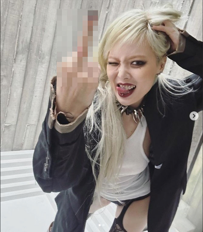 현아, 느닷없는 '가운데 손가락 욕'…던과 재결합설의 대답?
