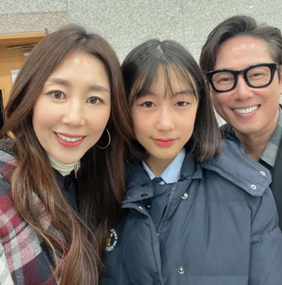 윤종신♥전미라, 막내딸 졸업에 뭉클 "너무 울어서 눈 부었다"