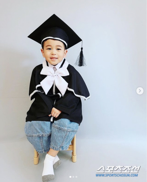 '합성 사진' 아닌가요? '강경준♥장신영' 둘째 아들, 부모 장점만 쏙쏙…