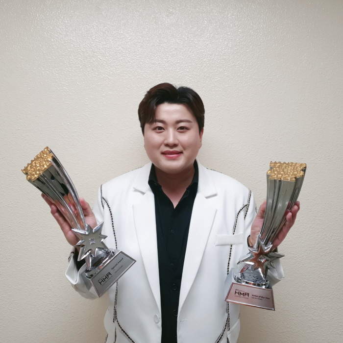 김호중, '한터뮤직어워즈' 본상·트로트상 2관왕…화려한 피날레 무대까지[…