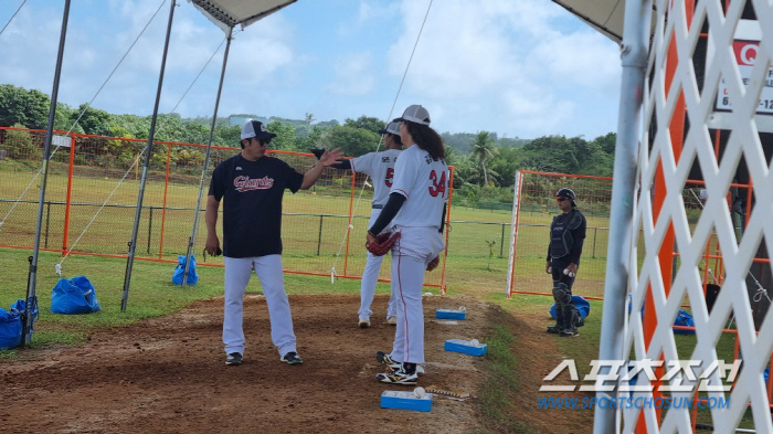 배영수 코치와 김원중. 괌(미국)=김영록 기자